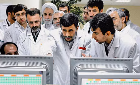 Tổng thống Iran Mahmoud Ahmadinejad thăm cơ sở làm giàu Uranium ở Natanz, mục tiêu tấn công của Stuxnet.