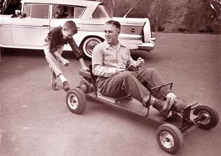 Hai cha con ngài George Romney tại American Motor. Ảnh chụp lúc Mitt Romney 10 tuổi.