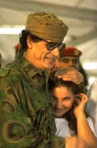 Bức ảnh được tìm thấy chụp ông Gaddafi với cô con gái nuôi Hannah Gaddafi.
