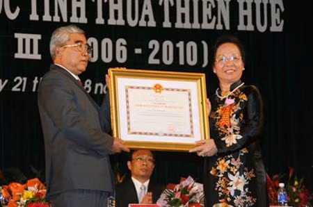 Phó Chủ tịch nước Nguyễn Thị Doan trao tặng danh hiệu Anh hùng LLVTND cho ông Hồ Xuân Mãn.