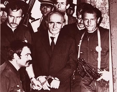 Dẫn độ Klaus Barbie về Pháp chịu xét xử năm 1983.