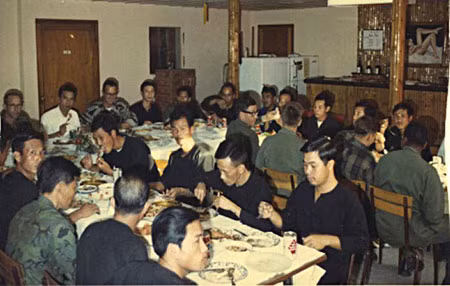 Một nhóm "biệt hải" ở Cù lao Chàm (quần áo bà ba đen) được chiêu đãi trước khi xâm nhập miền Bắc.