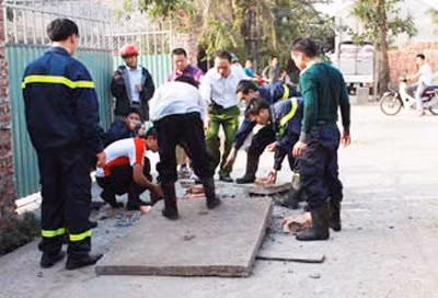 Phải phá trụ bêtông, lực lượng cứu hỏa mới tiếp cận được đám cháy.
