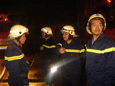 Thiếu tướng Trần Triều Dương (thứ 2 từ phải sang) chỉ đạo công tác chữa cháy tại vụ cháy Công ty Mỹ Ấn, Gò Vấp ngày 23/3/2010.