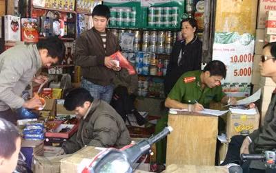 Khám xét một ổ buôn bán hàng lậu tại Hà Nội.