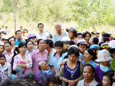 Hàng ngàn người dân đến theo dõi phiên tòa.