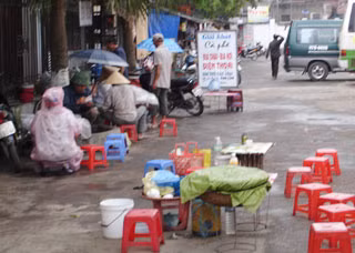 Hàng ăn rong được bán ngay sau điểm đỗ xe tại bến xe.