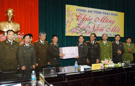 Thứ trưởng Trần Việt Tân chúc Tết cán bộ, chiến sỹ Công an tỉnh Thái Bình. Ảnh: Tất Đãm