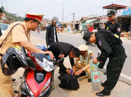 Tổ CSGT lưu động xử lý vi phạm tại khu vực xã Nà Tấu, huyện Điện Biên.