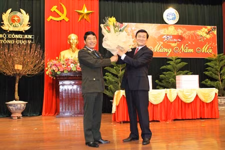 Thứ trưởng Bộ Công an Trần Việt Tân tặng hoa Chủ tịch nước Trương Tấn Sang.