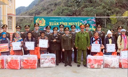 Tặng quà Tết cho thương binh và người dân huyện Mường Khương ảnh 2