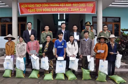 Tết sớm với đồng bào nghèo vùng lũ sông Kôn ảnh 2