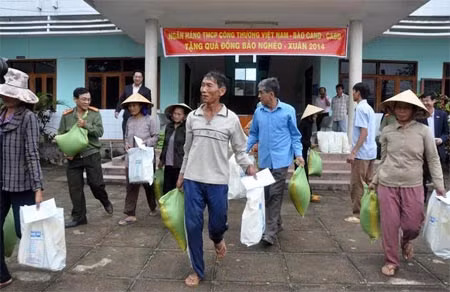 Tết sớm với đồng bào nghèo vùng lũ sông Kôn ảnh 5