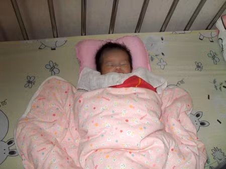 Cháu bé mới vài tuần tuổi "nhặt" được ở địa bàn phường Mai Dịch.