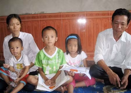 Vợ chồng Tình, Phương và các những đứa con ngoan ngoãn của mình.
