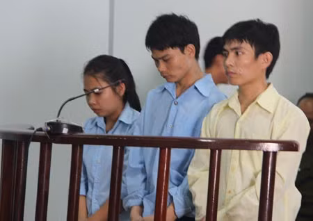Cặp tình nhân Phan Văn Sử - Phạm Thị Thanh Tuyền cùng đồng phạm Nguyễn Bá Tuấn tại phiên tòa ngày 15/5/2012.