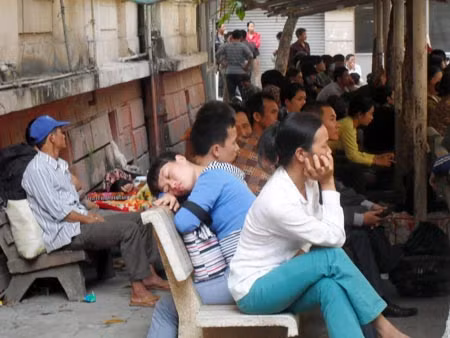 Đợi chờ khám chữa bệnh ở bệnh viện K.