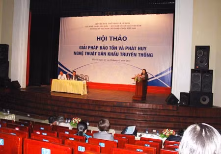 Hội thảo vắng tanh.