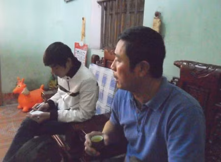 Trưởng thôn Nguyễn Tuấn Anh chia sẽ những bức xúc của người dân.