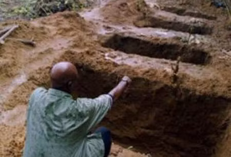 Ông Ngboco cho biết: tội phạm thường xuyên ăn cắp tài sản trong các ngôi mộ.