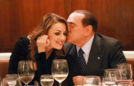 Ông Berlusconi và vợ mới cưới.