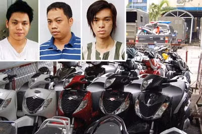 Ba đối tượng trong ổ tiêu thụ xe gian và tang vật vụ án.