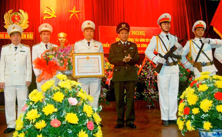 Trung tướng Lê Quý Vương, Ủy viên TW Đảng, Thứ trưởng Bộ Công an trao thưởng cho các tập thể, cá nhân có thành tích xuất sắc.