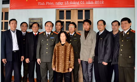 Trung tướng Bùi Quang Bền, Ủy viên Trung ương Đảng, Thứ trưởng Bộ Công an và các đại biểu tham dự lễ trao nhà tình nghĩa cho gia đình bà Phạm Thị Mai.