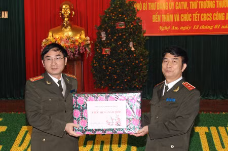 Thượng tướng Đặng Văn Hiếu, Ủy viên Trung ương Đảng, Thứ trưởng Thường trực Bộ Công an thăm, chúc Tết Công an Nghệ An.