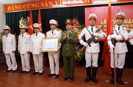 Trung tướng Phạm Quý Ngọ, Ủy viên Trung ương Đảng, Thứ trưởng Bộ Công an trao Huân chương Quân công hạng Nhất cho Cục Chính trị - Hậu cần. Ảnh: Việt Hưng.