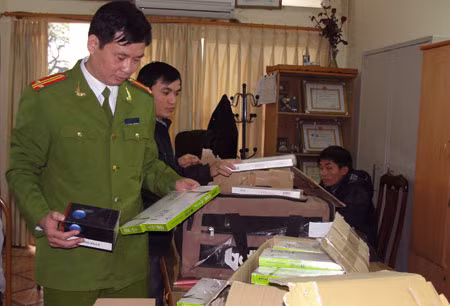 Kiểm tra, thu giữ thuốc lá ngoại nhập lậu.