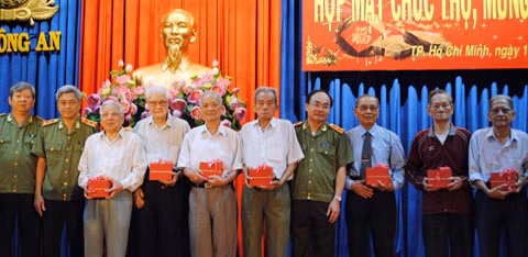 Trung tướng Bùi Quang Bền, Ủy viên TW Đảng, Thứ trưởng Bộ Công an và lãnh đạo các Tổng cục chúc Tết các cán bộ Công an hưu trí.