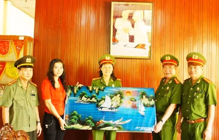 Đại tá Nguyễn Phi Hùng, Phó Tổng cục trưởng Tổng cục VI và Đại tá Trần Kim Thẩm, Phó Tổng Biên tập Báo CAND trao quà lưu niệm cho BQL Khu di tích Quốc gia đặc biệt Chủ tịch Tôn Đức Thắng.