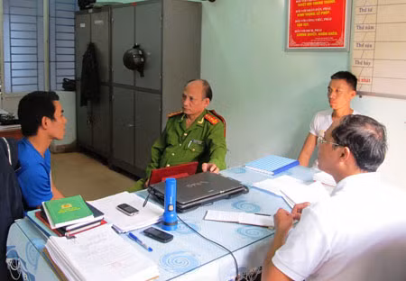 Đại tá Nguyễn Mạnh Hùng vận động một đối tượng tội phạm thành khẩn khai báo.