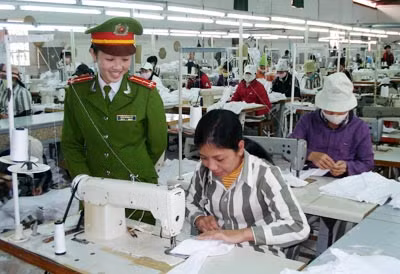Cán bộ quản giáo, Trại giam Hoàng Tiến hướng dẫn phạm nhân học may.
