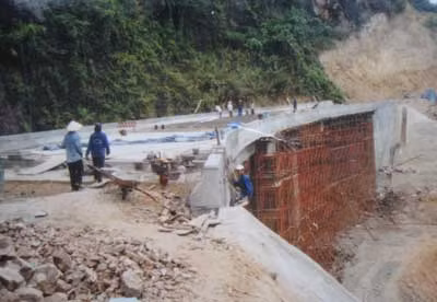 Nhiều công trường trên tuyến đường Hồ Chí Minh cũng thiếu đá, cát thi công.
