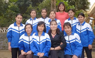 Cô giáo Linh và các học trò.
