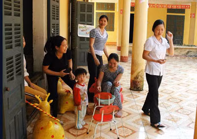 Từ bên trái sang: Chị Thuận, cậu bé Bình - Tiến, anh Nguyễn Phú Tân và người bác ruột Bùi Văn Tuấn. Trường mầm non Chi Cọi nơi cậu bé Bùi Lạc Bình được nuôi dưỡng. Phút nghỉ trưa của các cô giáo chi Cọi, trường mầm non Yên Phú, nơi bé Bình từng học. Nguyễn Phú Quyết Tiến cũng nghịch ngợm, hiếu động như các trẻ khác.