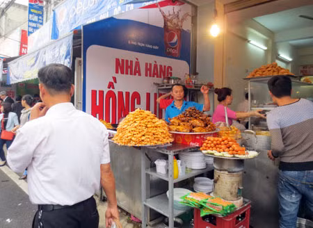 Bày bán thực phẩm “lộ thiên” ở khu vực phủ Tây Hồ (quận Tây Hồ - Hà Nội).