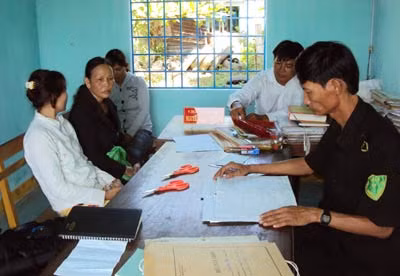 3 đối tượng đánh ghen tập thể được Công an triệu tập lấy lời khai tại Công an xã Tam Xuân II.