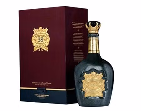 Chai rượu hiệu Chivas 38 niêm yết ở đại lý 13-14 triệu đồng và bán tại khách sạn lên tới 25 triệu đồng vẫn không làm "người sành điệu" bận tâm.