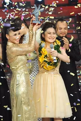 HLV Thu minh chia vui cùng thí sinh Hương Tràm khi cô đoạt ngôi quán quân.