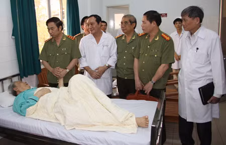 Thứ trưởng Thường trực Đặng Văn Hiếu chúc Tết Bệnh viện 30-4 và Trường Đại học ANND ảnh 1