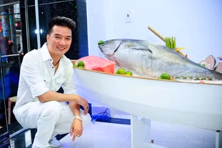 Hình ảnh Mr Đàm chụp cùng biểu tượng “Vua biển”.