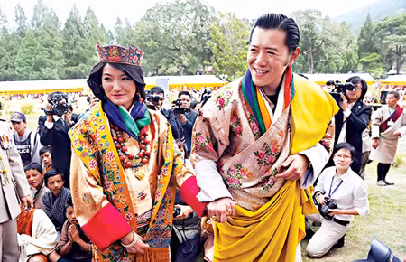 Quốc vương và Hoàng hậu Bhutan rất được dân chúng yêu quý
