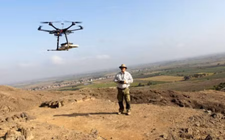 Nhà khảo cổ Luis Jaime Castillo đang điều khiển một chiếc drone ở Carro Chepen, một trong hàng ngàn tàn tích cổ trên khắp Peru.