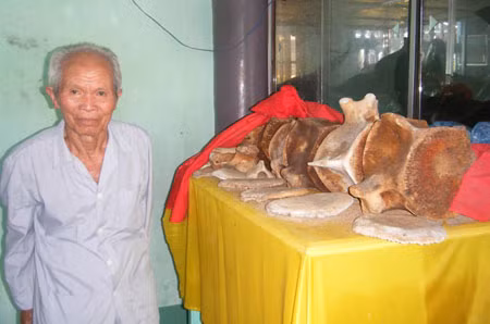 Một phần xương sống "ông" lưu giữ trong dinh thờ.