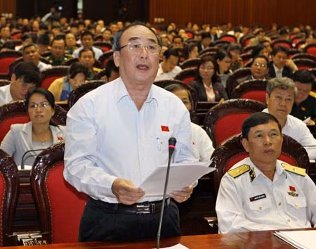 Theo đại biểu Trần Ngọc Vinh, cần nâng mức bồi thường và bắt buộc phải đào tạo nghề để chuyển đổi nghề nghiệp cho người nông dân sau khi bị thu hồi đất.