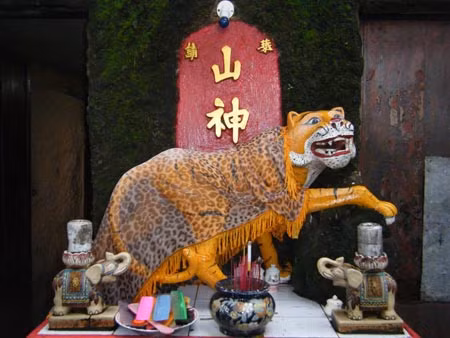Thần thú Đế Thính đứng trước miếu Cậu.