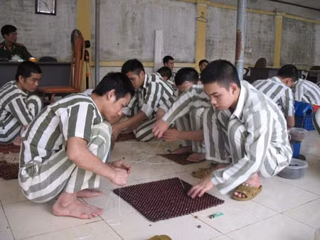 Phạm nhân Phân trại 1 Trại giam Thanh Xuân tham gia sản xuất hàng thủ công mỹ nghệ.